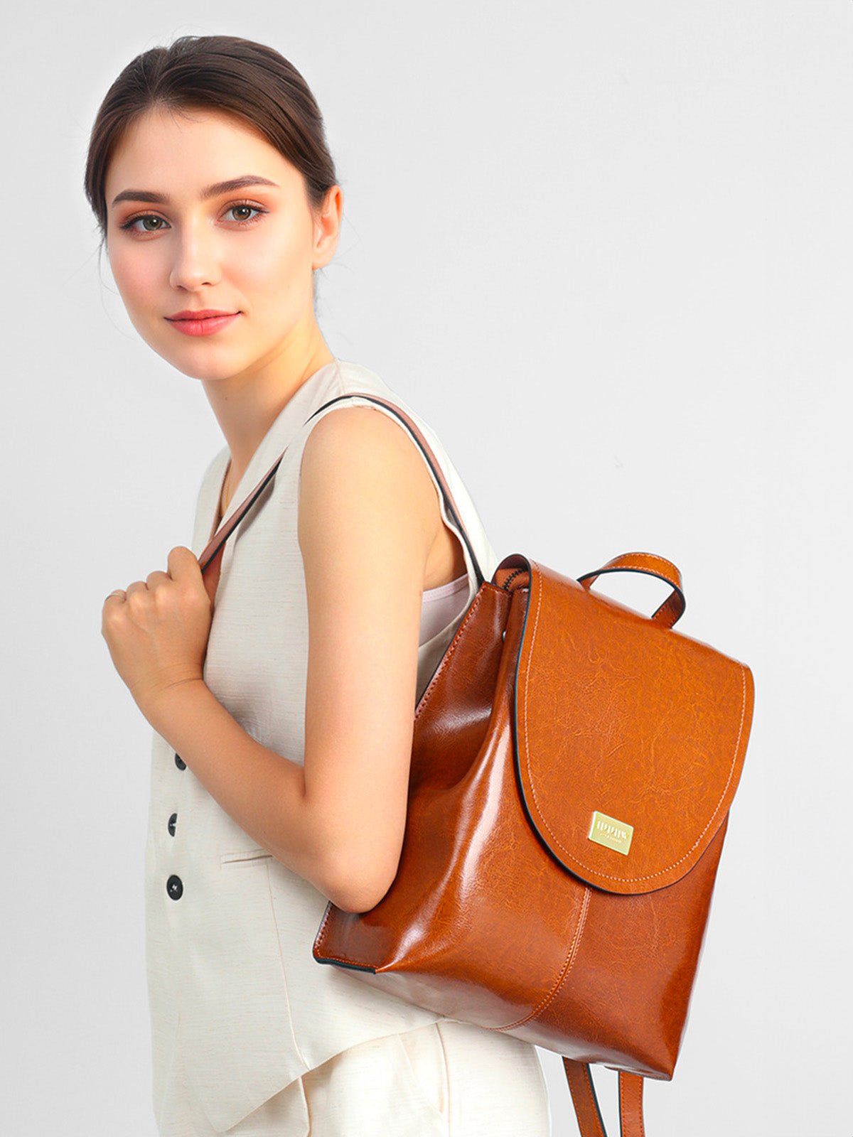 Sac à dos cuir femme, sac à dos ville, sac dos souple, sac dos fermeture magnétique, sac dos quotidien, modèle Osanne - Sac à dos - Cognac