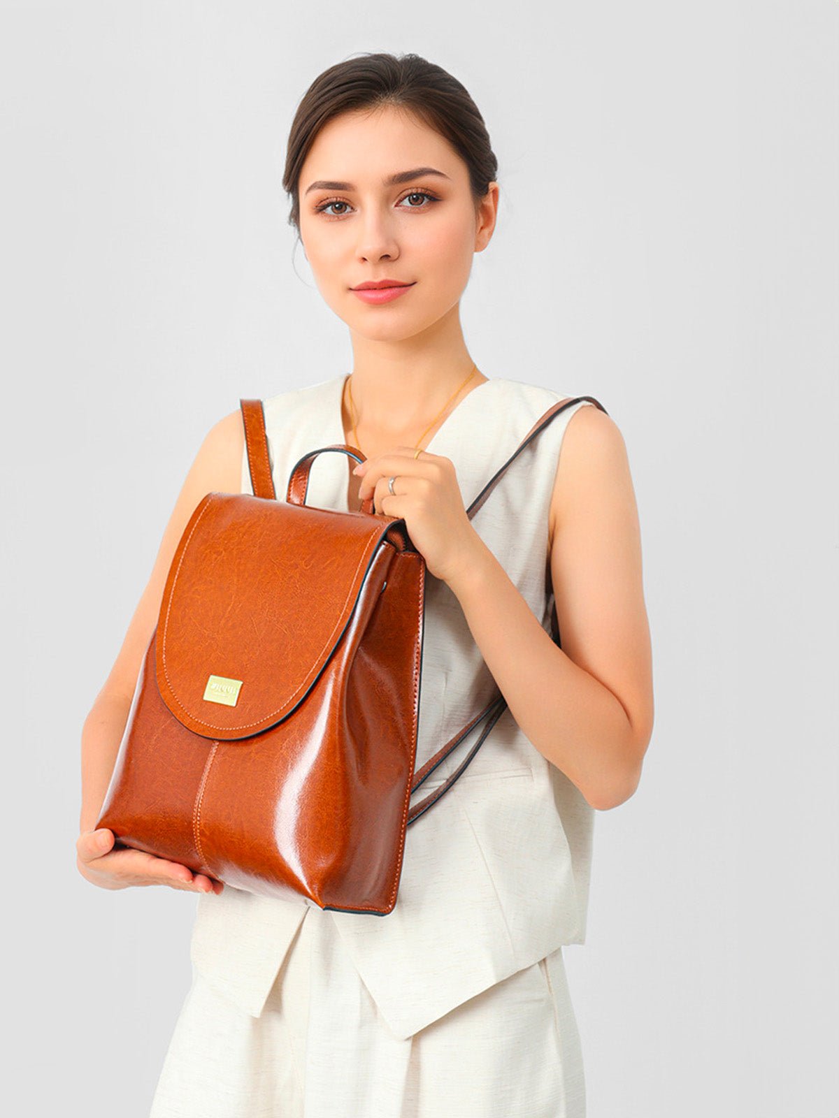 Sac à dos cuir femme, sac à dos ville, sac dos souple, sac dos fermeture magnétique, sac dos quotidien, modèle Osanne - Sac à dos - Cognac