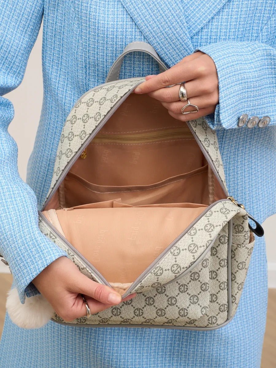 Sac à dos femme, format moyen, simili vegan, usage quotidien, compartiments multiples, design monogramme, modèle Pernelle - Sac à dos - Gris