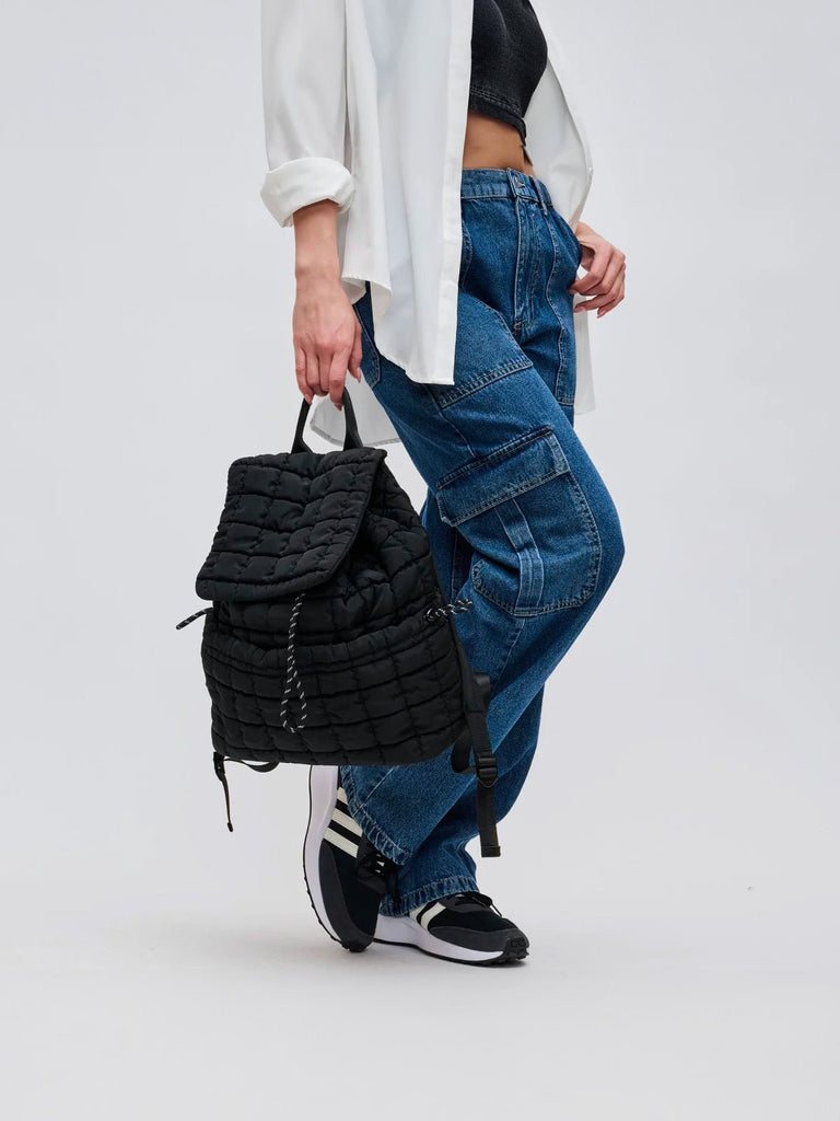 Sac à dos matelassé noir, grand format léger, fermeture lacet et rabat, nylon recyclé, usage quotidien ou voyage, modèle Velta - Sac à dos - Noir