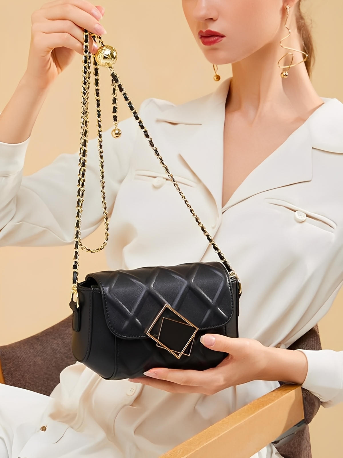 Sac à main bandoulière en cuir, chaîne dorée réglable, design géométrique, matelassé chic, sac femme noir ou blanc, modèle Junie - Sac à main - Noir