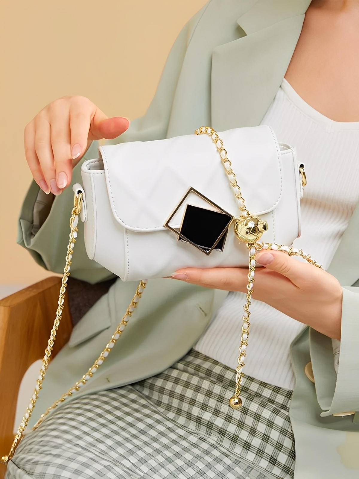 Sac à main bandoulière en cuir, chaîne dorée réglable, design géométrique, matelassé chic, sac femme noir ou blanc, modèle Junie - Sac à main - Blanc