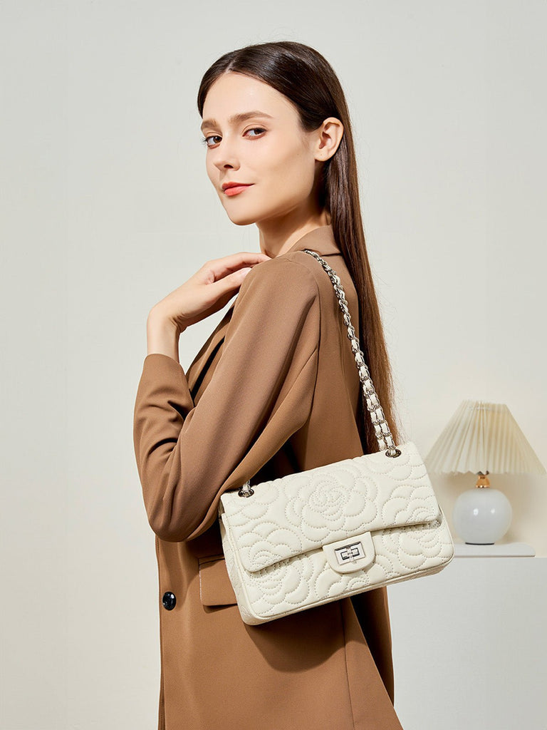 Sac à main bandoulière femme cuir matelassé, chaîne argentée, format moyen, rabat à fermoir, style floral, modèle Gimea - Sac à main - Blanc