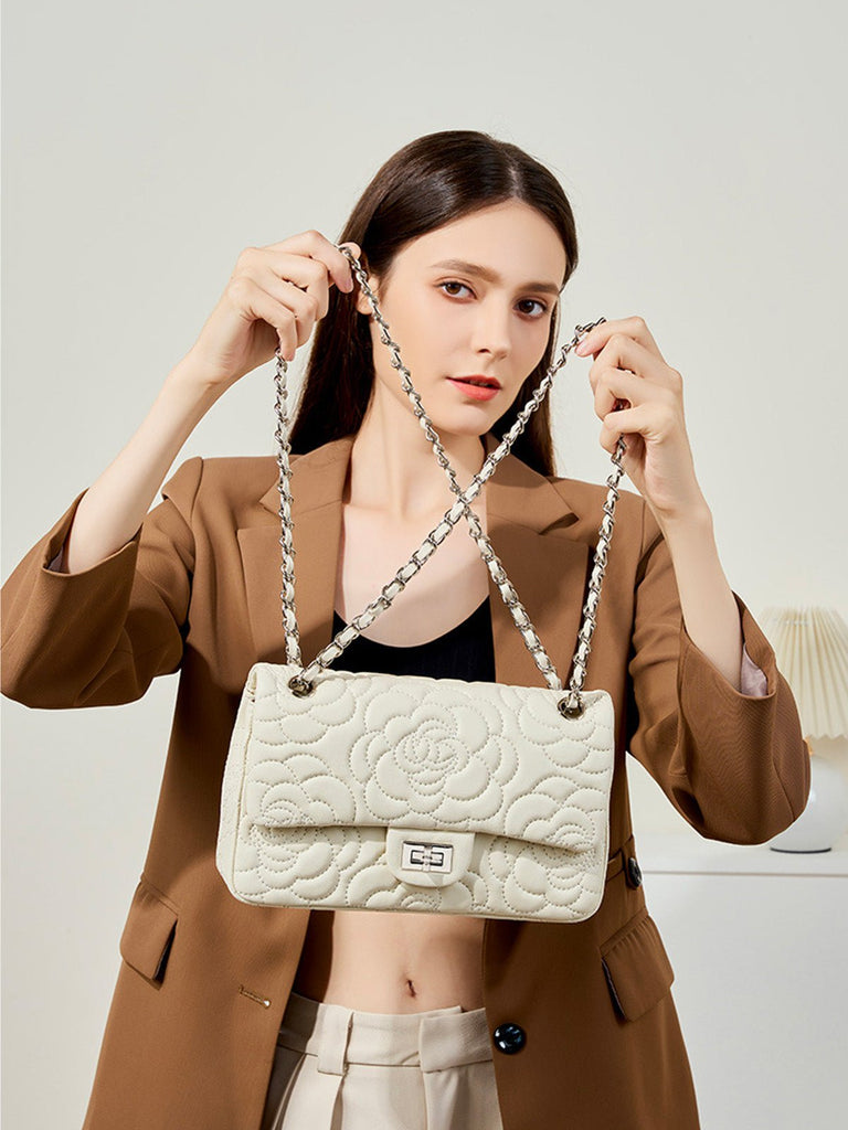 Sac à main bandoulière femme cuir matelassé, chaîne argentée, format moyen, rabat à fermoir, style floral, modèle Gimea - Sac à main - Blanc