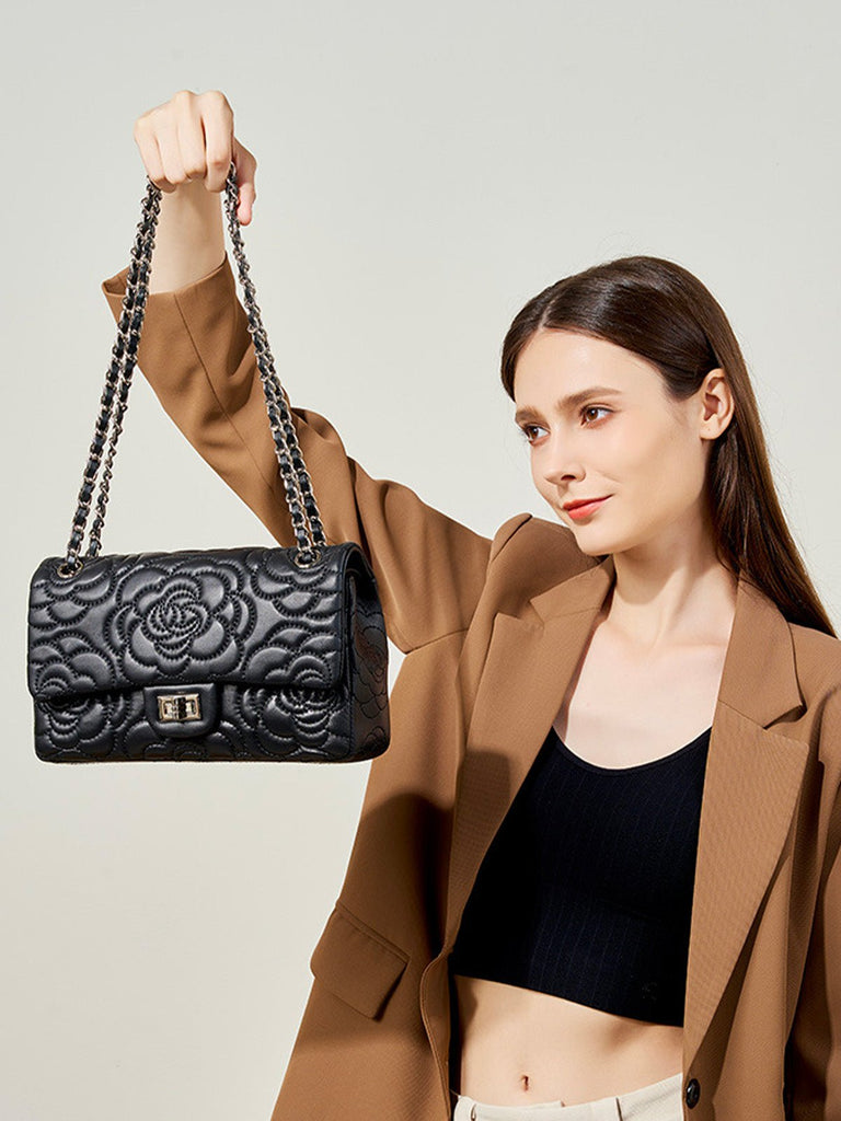 Sac à main bandoulière femme cuir matelassé, chaîne argentée, format moyen, rabat à fermoir, style floral, modèle Gimea - Sac à main - Noir