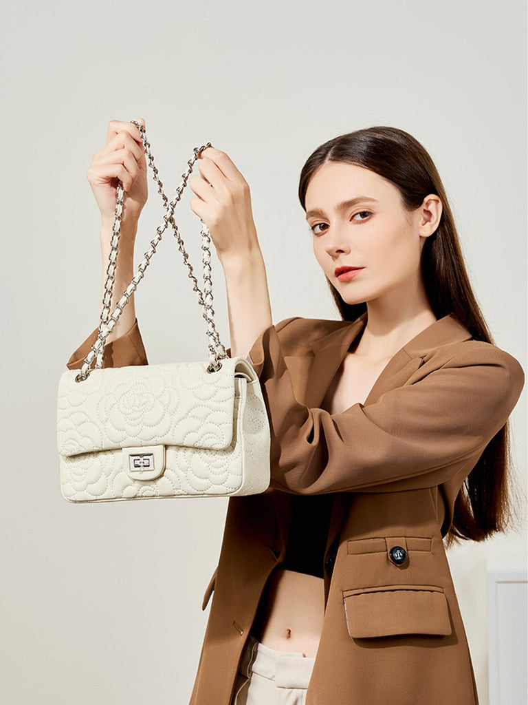 Sac à main bandoulière femme cuir matelassé, chaîne argentée, format moyen, rabat à fermoir, style floral, modèle Gimea - Sac à main - Blanc