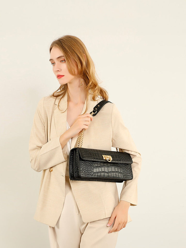 Sac à main bandoulière femme, effet croco, chaîne dorée, format rectangulaire, style chic, sac rabat, modèle Savine - Sac à main - Noir