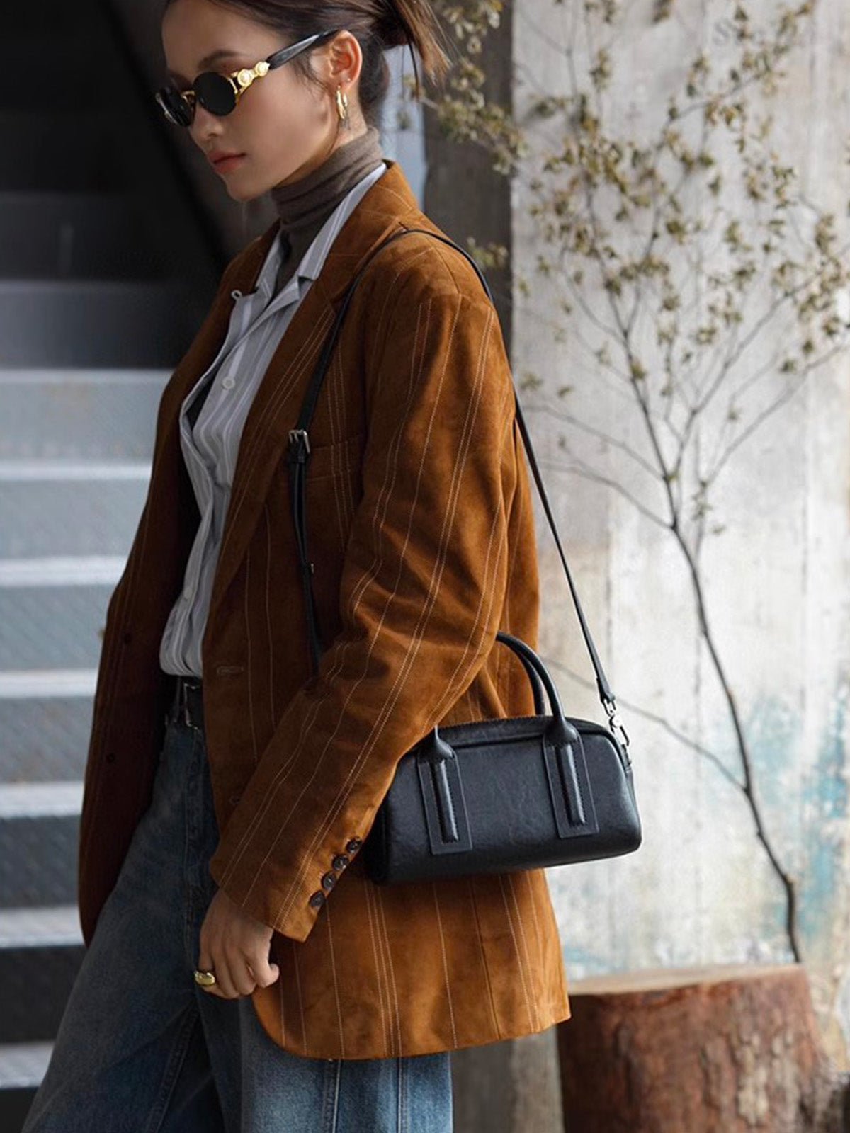 Sac à main Boston cuir, porté main, bandoulière amovible, look rétro chic, format compact, mini sac, modèle Clotilda - Sac à main - Noir