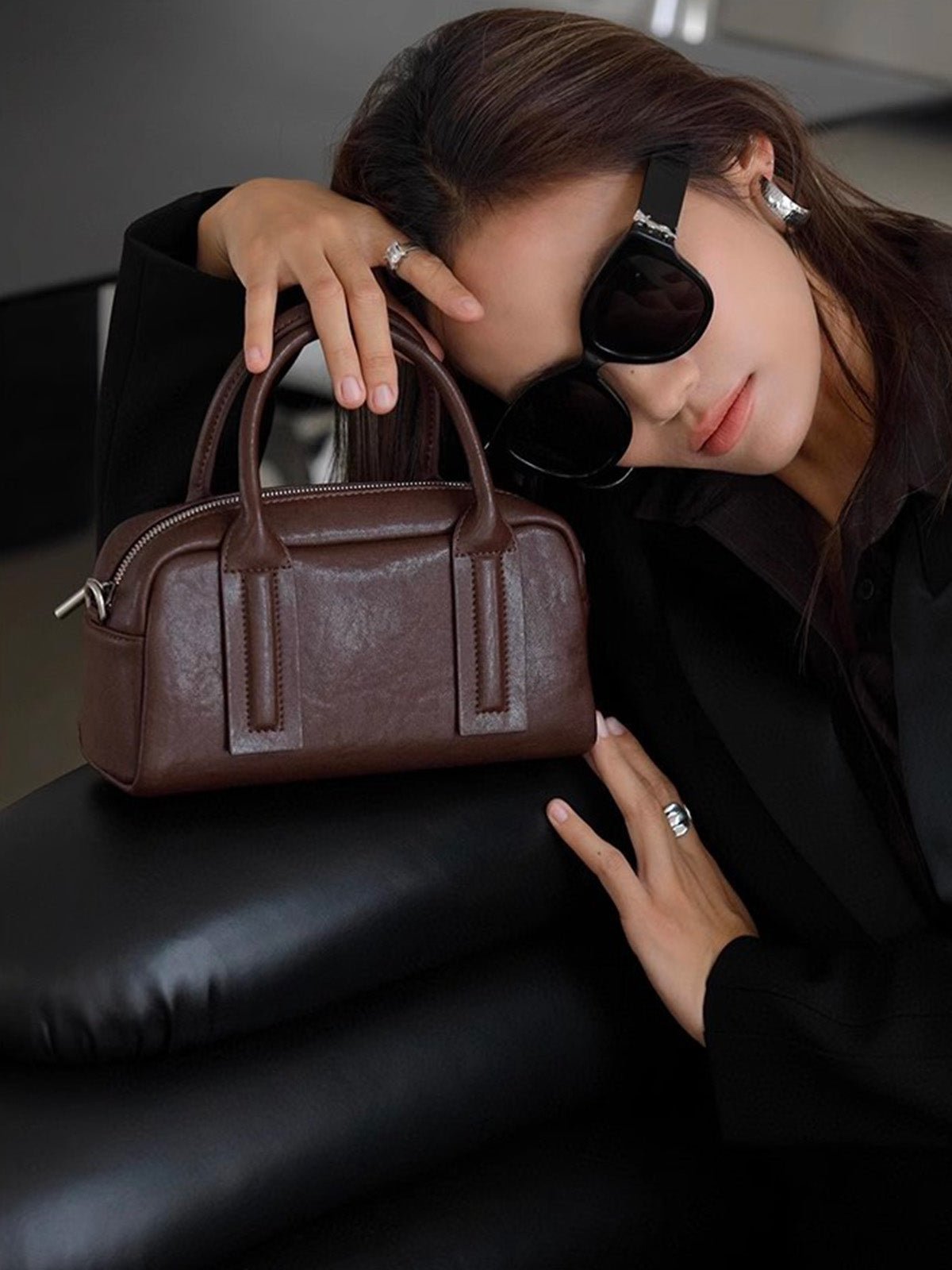 Sac à main Boston cuir, porté main, bandoulière amovible, look rétro chic, format compact, mini sac, modèle Clotilda - Sac à main - Café