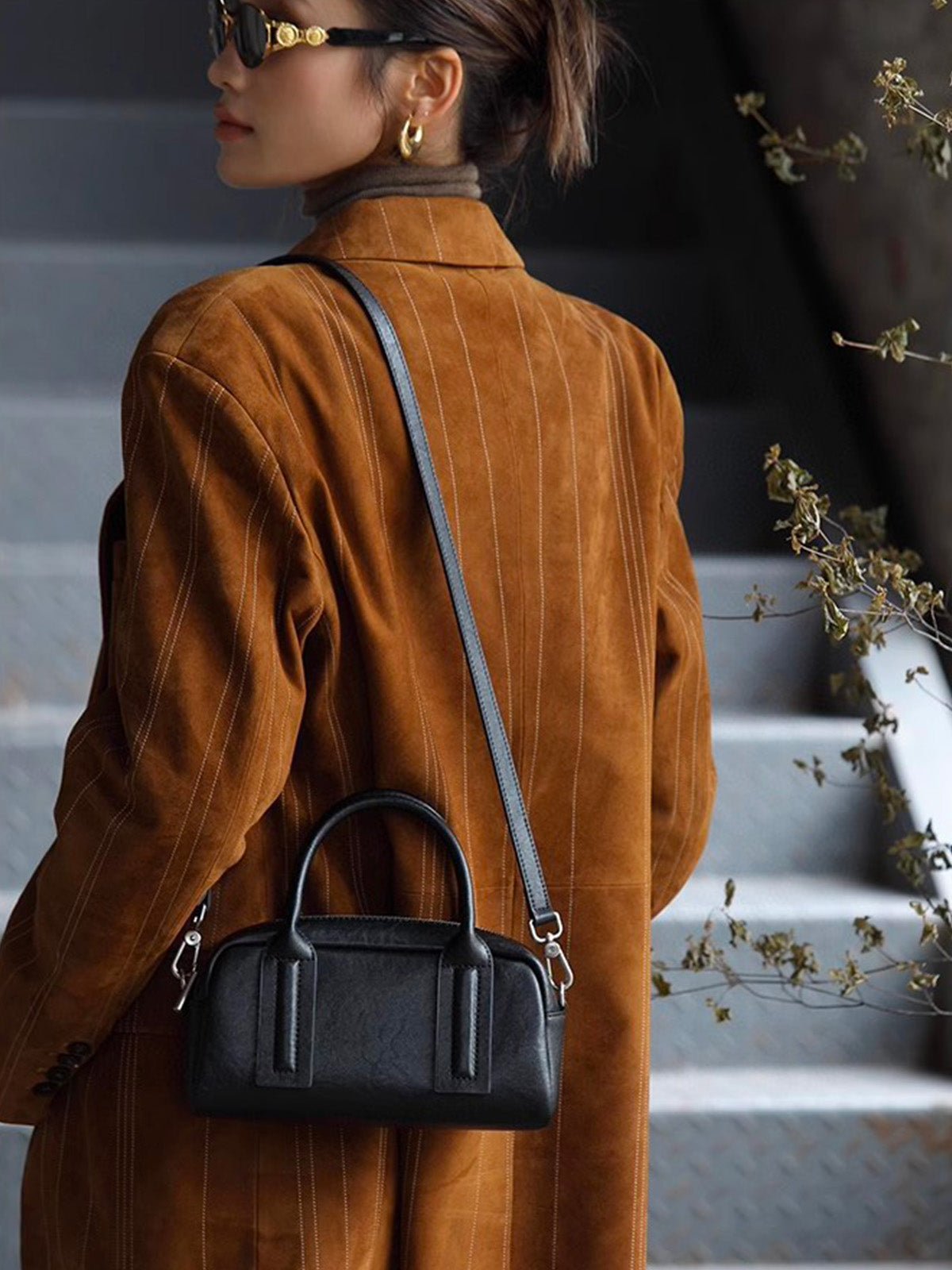 Sac à main Boston cuir, porté main, bandoulière amovible, look rétro chic, format compact, mini sac, modèle Clotilda - Sac à main - Noir