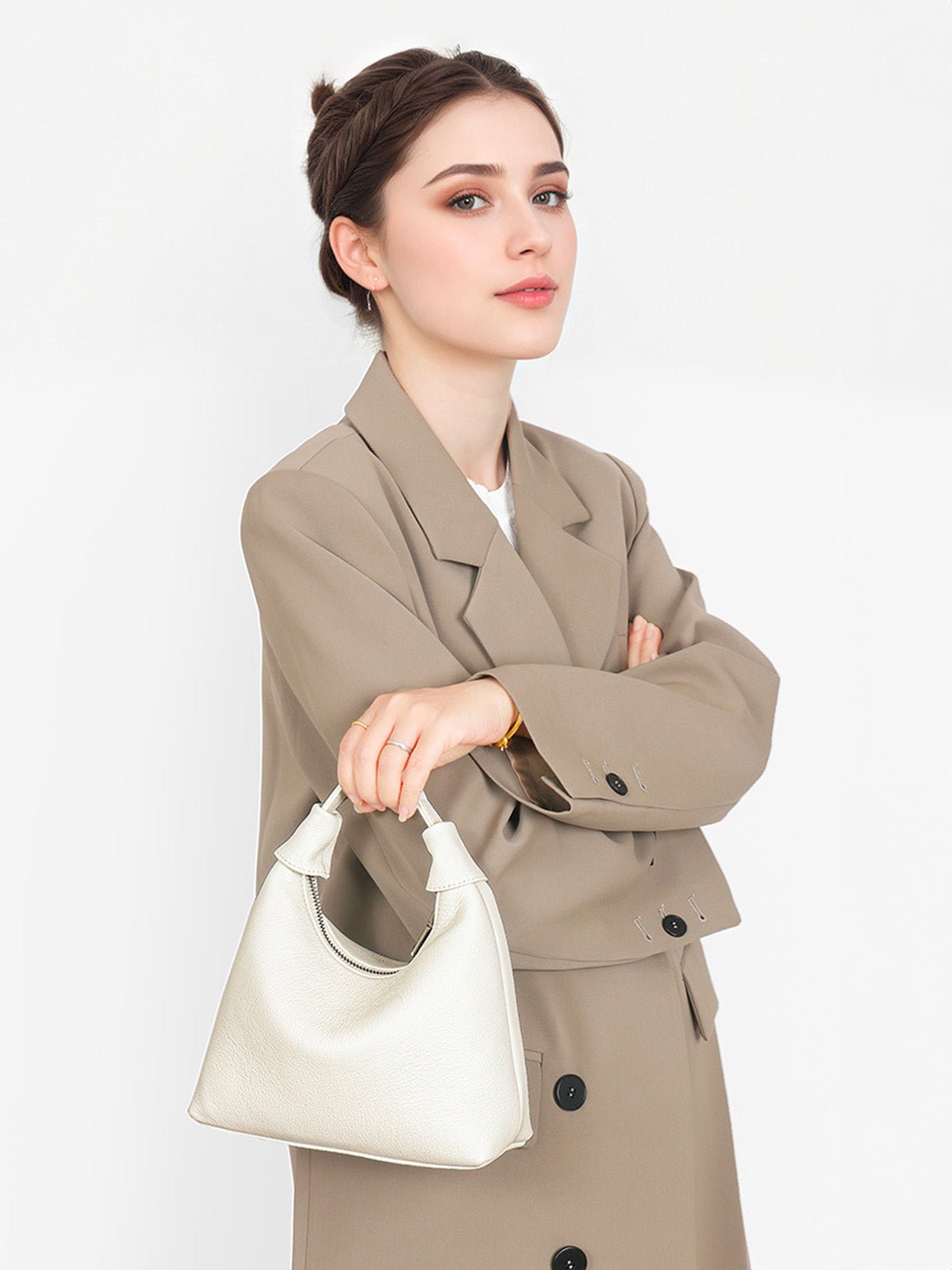 Sac à main coquillage cuir grainé, poignée nouée, porté main et bandoulière, zip sécurisé, noir ou blanc cassé, modèle Nymphe - Sac à main - Blanc