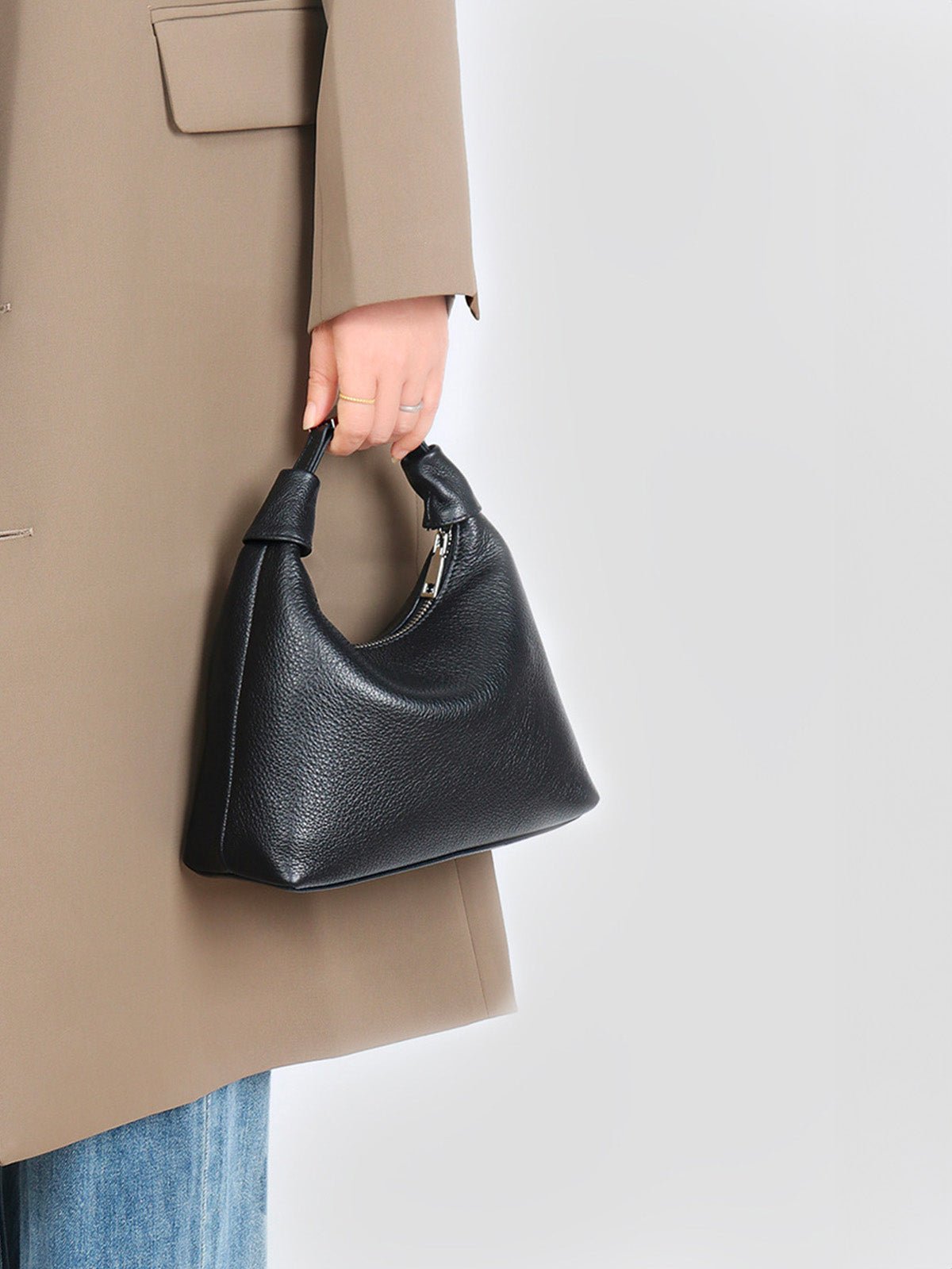Sac à main coquillage cuir grainé, poignée nouée, porté main et bandoulière, zip sécurisé, noir ou blanc cassé, modèle Nymphe - Sac à main - Noir