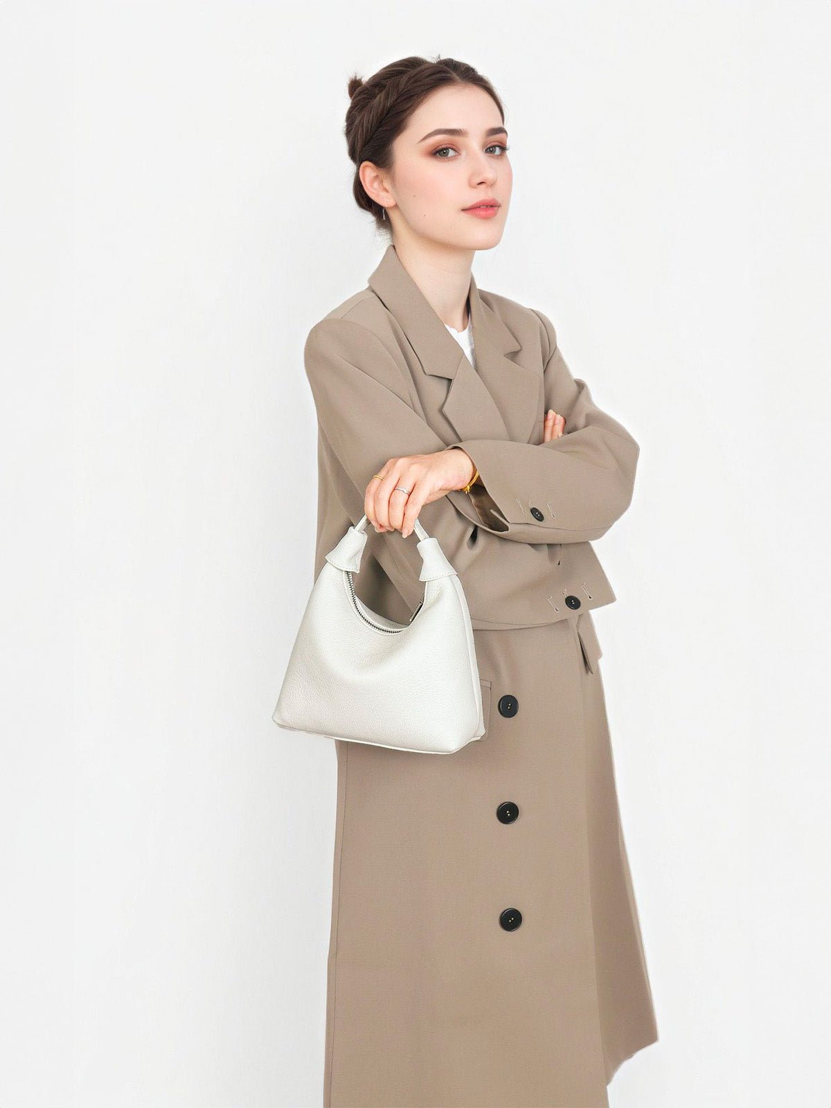Sac à main coquillage cuir grainé, poignée nouée, porté main et bandoulière, zip sécurisé, noir ou blanc cassé, modèle Nymphe - Sac à main - Blanc