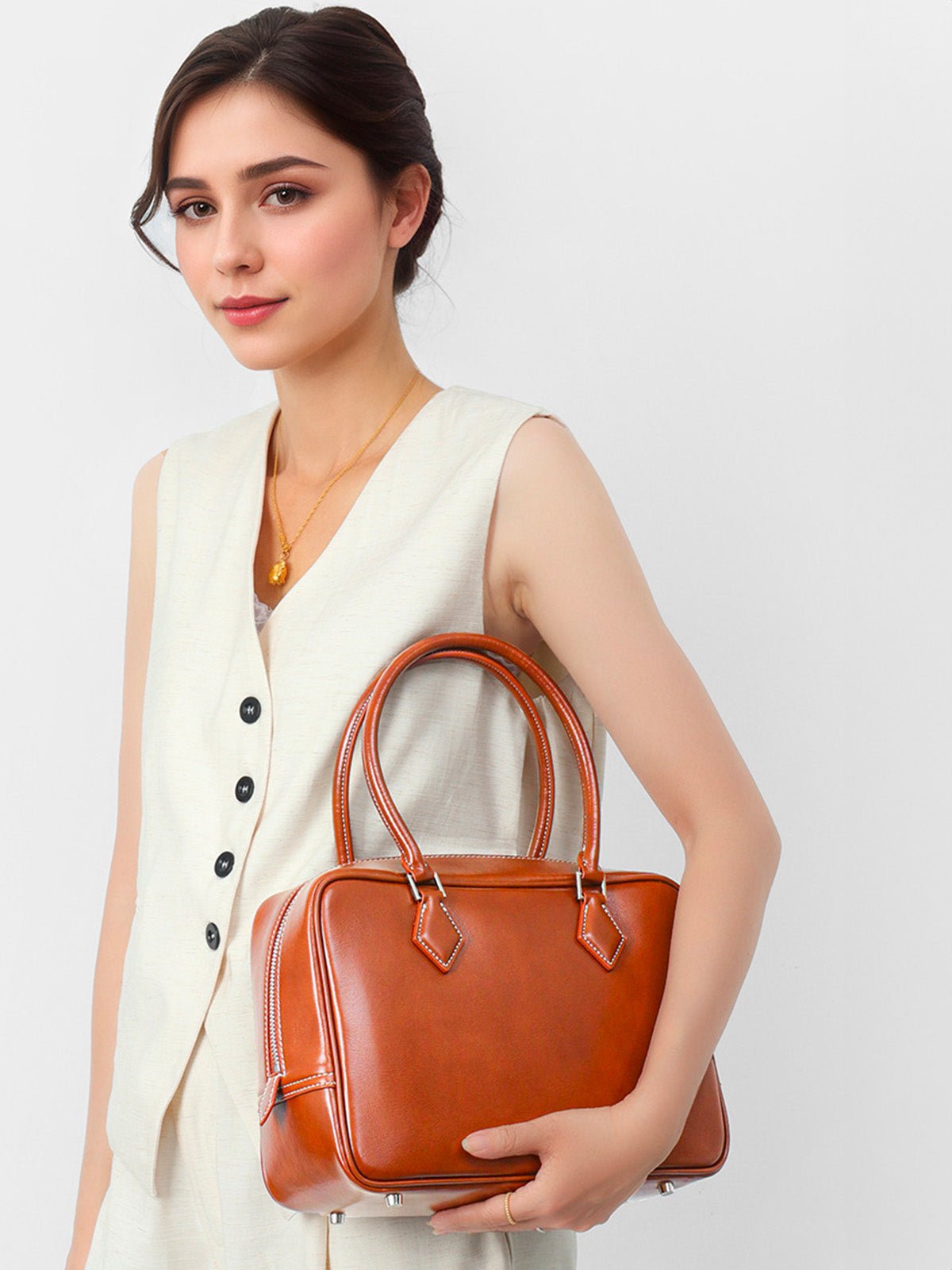 Sac à main cuir rigide femme, sac boston petite taille, sac bandoulière forme boxy, sac carré tendance, sac porté main chic, modèle Aure - Sac à main - Cognac