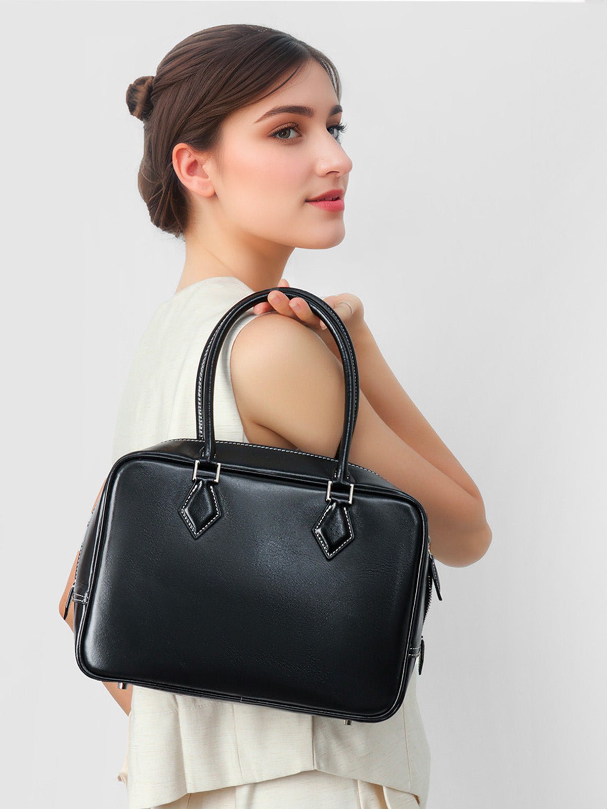 Sac à main cuir rigide femme, sac boston petite taille, sac bandoulière forme boxy, sac carré tendance, sac porté main chic, modèle Aure - Sac à main - Noir