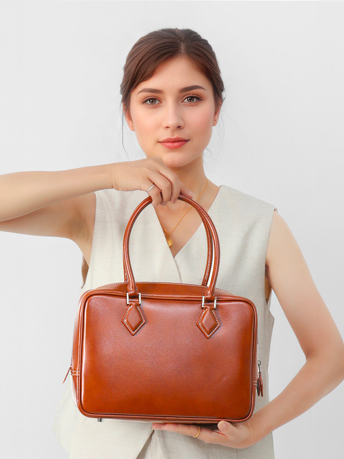 Sac à main cuir rigide femme, sac boston petite taille, sac bandoulière forme boxy, sac carré tendance, sac porté main chic, modèle Aure - Sac à main - Cognac