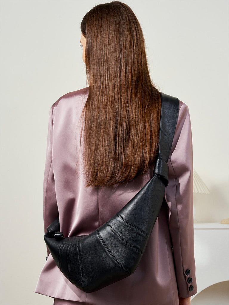Sac à main en cuir de mouton noir, forme croissant, porté épaule, design structuré, zip sécurisé, y2k, modèle Yuka - Sac à main - Noir M