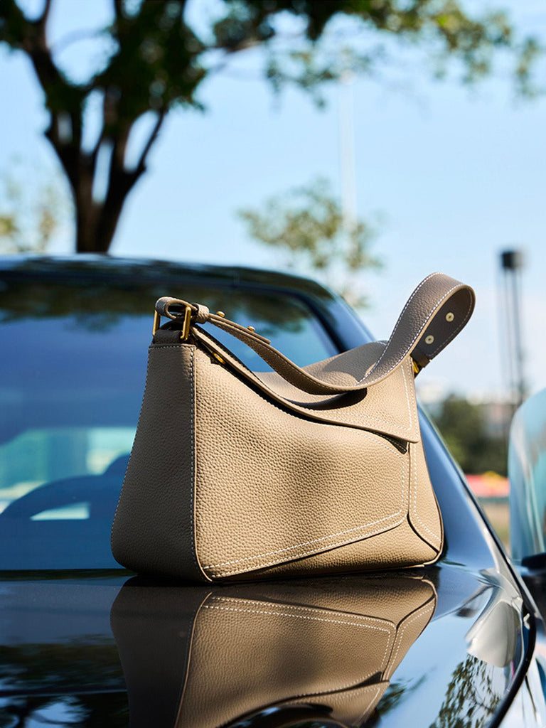 Sac à main en cuir femme, sac porté épaule, sac porté main, idéal pour le quotidien, sac à rabat chic, sac de ville spacieux, modèle Bérisse - Sac à main - Beige