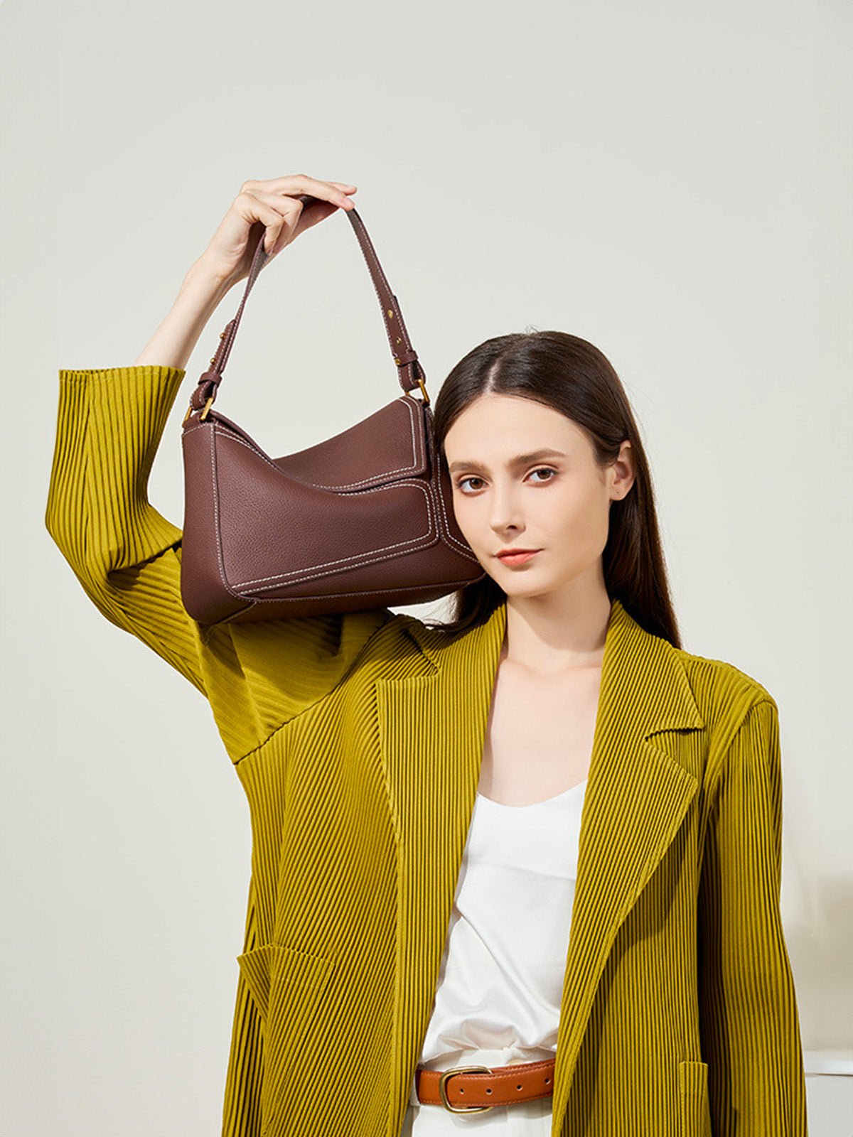Sac à main en cuir femme, sac porté épaule, sac porté main, idéal pour le quotidien, sac à rabat chic, sac de ville spacieux, modèle Bérisse - Sac à main - Marron