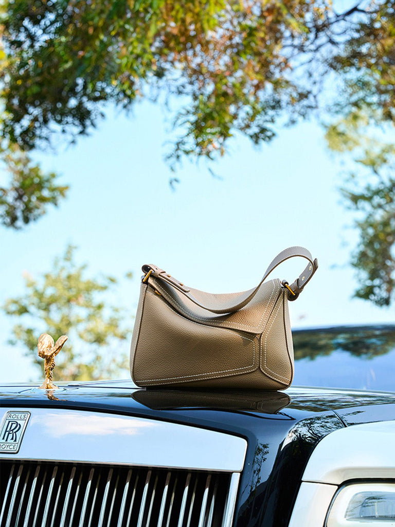 Sac à main en cuir femme, sac porté épaule, sac porté main, idéal pour le quotidien, sac à rabat chic, sac de ville spacieux, modèle Bérisse - Sac à main - Beige