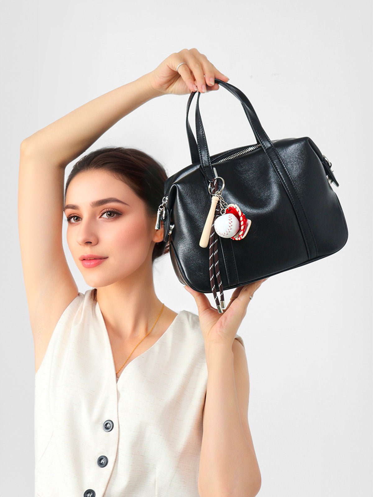 Sac a main en cuir femme, sac tendance avec charms baseball, sac bandoulière marron, sac chic école, modèle Victorine - Sac à main - Noir
