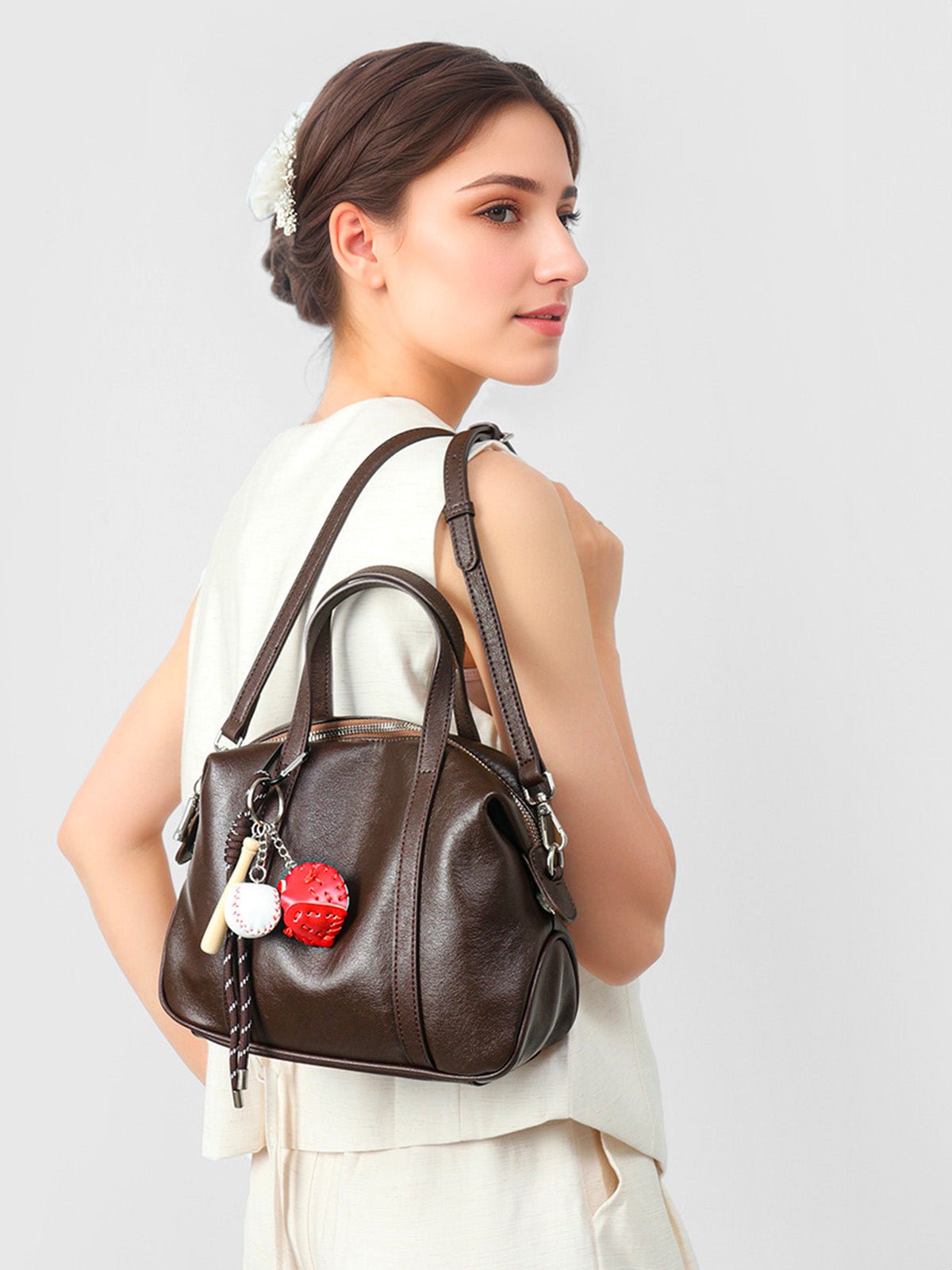Sac a main en cuir femme, sac tendance avec charms baseball, sac bandoulière marron, sac chic école, modèle Victorine - Sac à main - Café