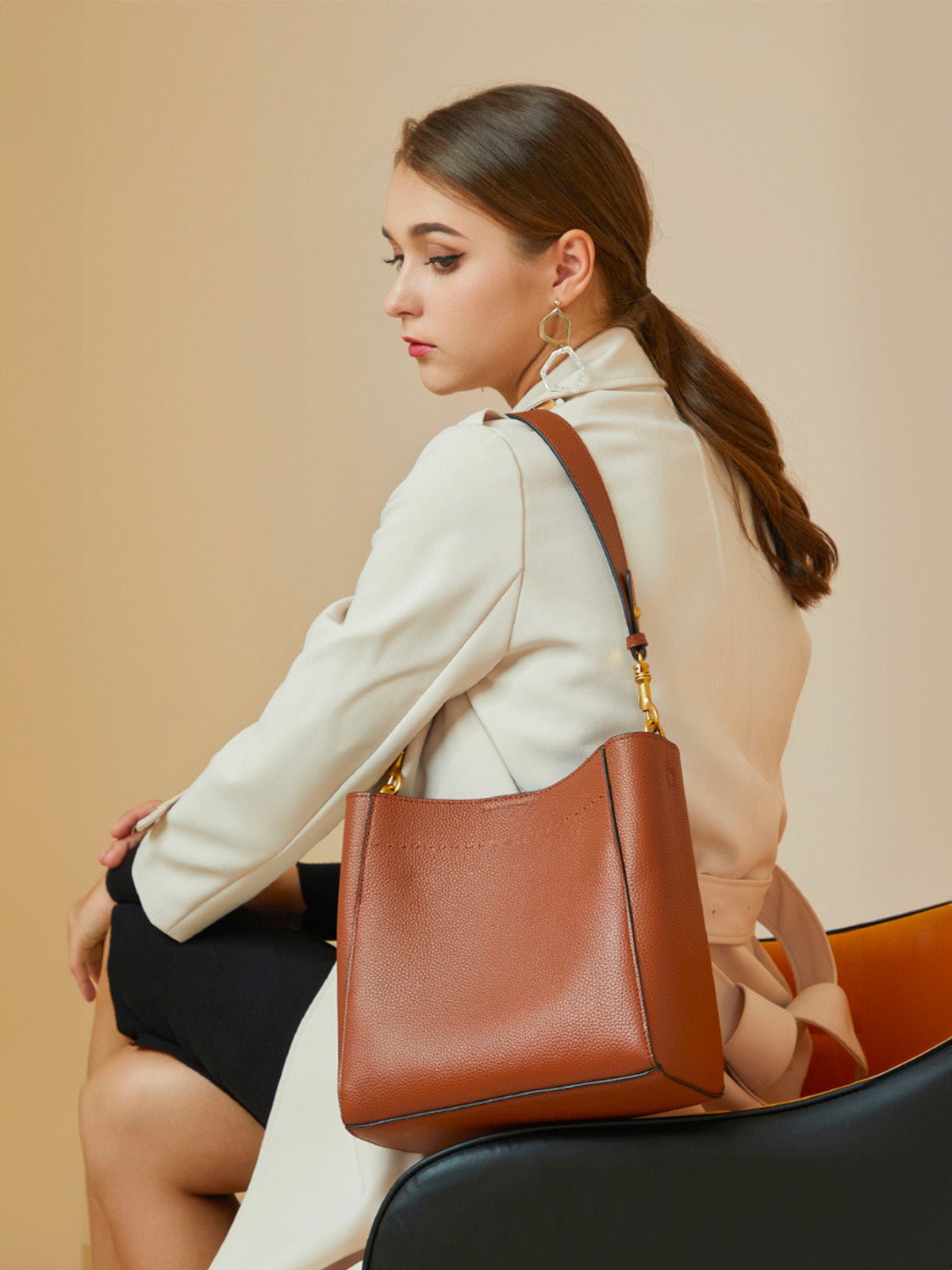 Sac à main en cuir, sac bandoulière, format seau, anse réglable, look vintage, sac quotidien femme, modèle Enzima - Sac à main - Marron