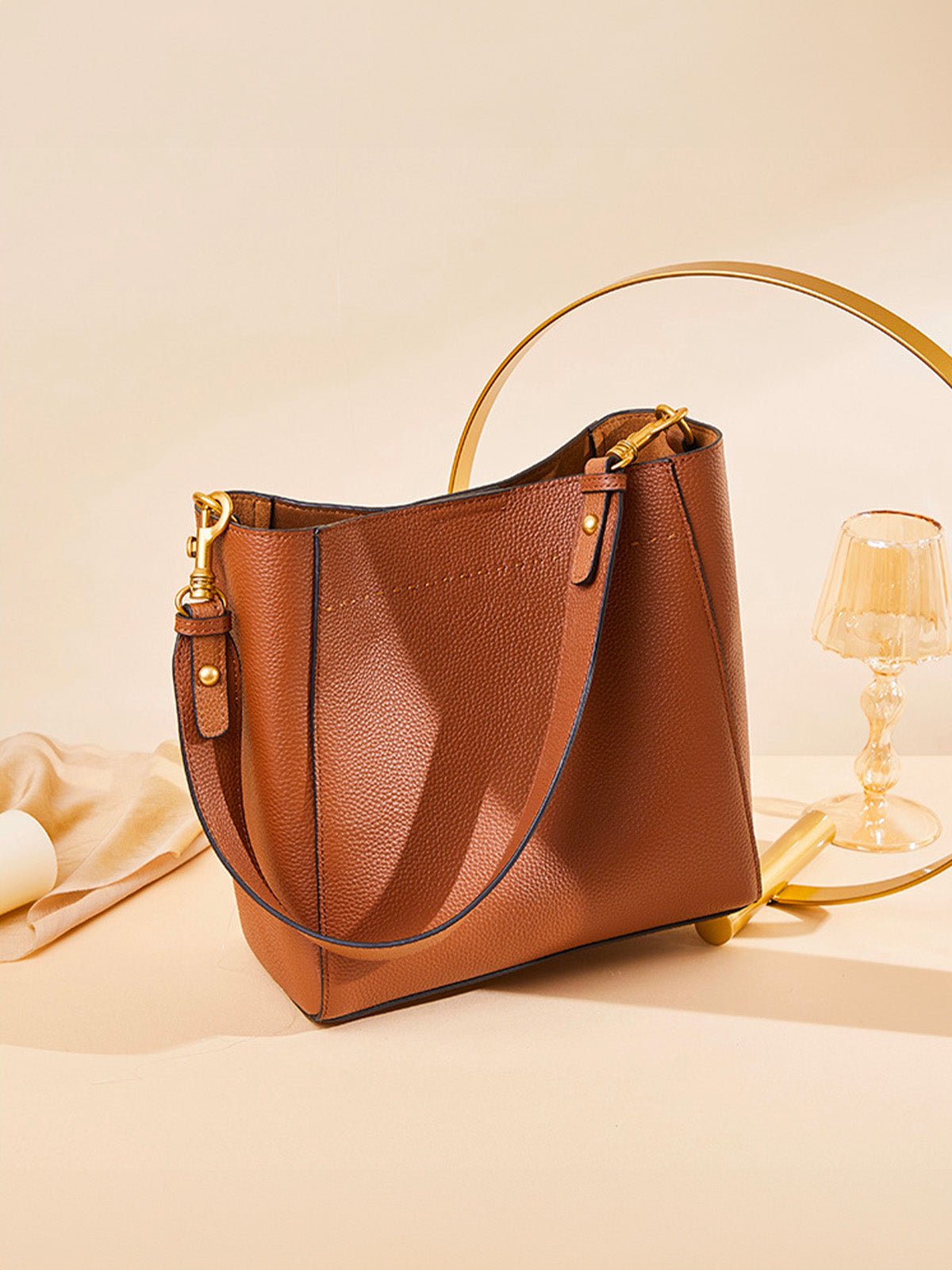 Sac à main en cuir, sac bandoulière, format seau, anse réglable, look vintage, sac quotidien femme, modèle Enzima - Sac à main - Marron