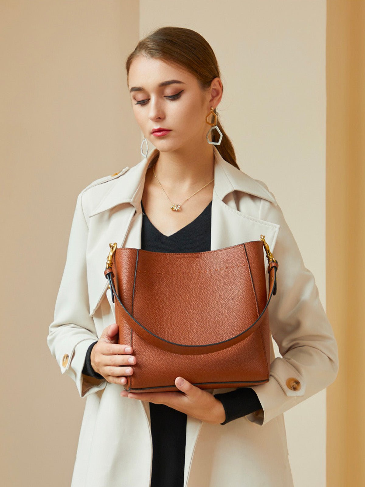 Sac à main en cuir, sac bandoulière, format seau, anse réglable, look vintage, sac quotidien femme, modèle Enzima - Sac à main - Marron