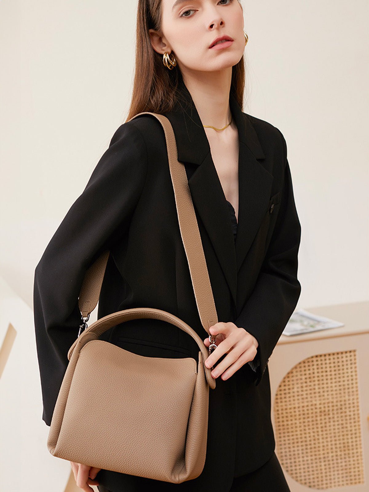 Sac à main en cuir souple femme, sac bandoulière cuir grainé, sac à main moyen format, look moderne et original, modèle Kéfrine - Sac à main - Beige