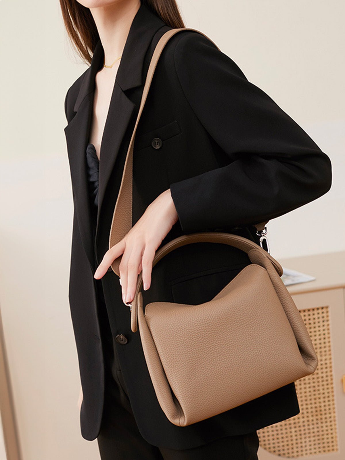 Sac à main en cuir souple femme, sac bandoulière cuir grainé, sac à main moyen format, look moderne et original, modèle Kéfrine - Sac à main - Beige