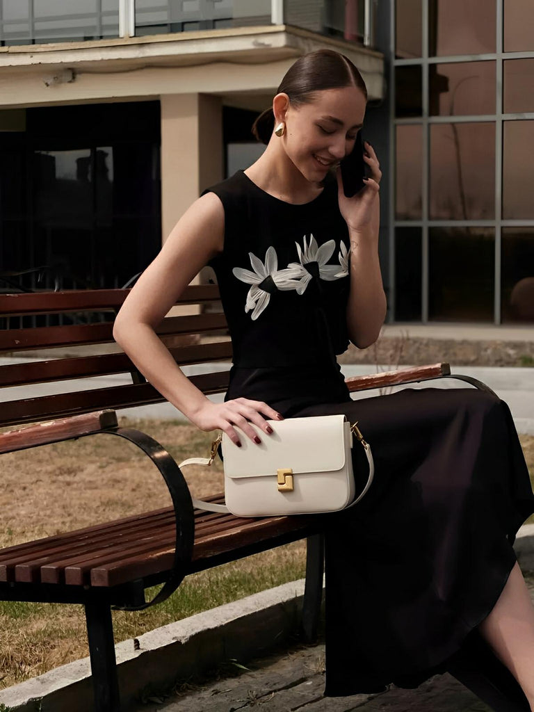 Sac à main en simili vegan, design rétro, fermeture métallique, porté épaule, élégant et pratique, modèle Carine - Sac à main - Blanc