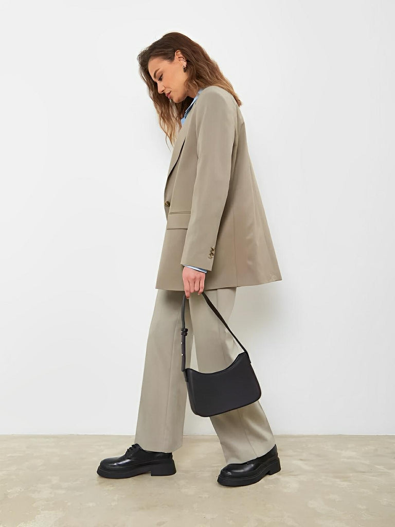 Sac à main en simili vegan, design rétro, fermeture métallique, porté épaule, élégant et pratique, modèle Carine - Sac à main - Noir