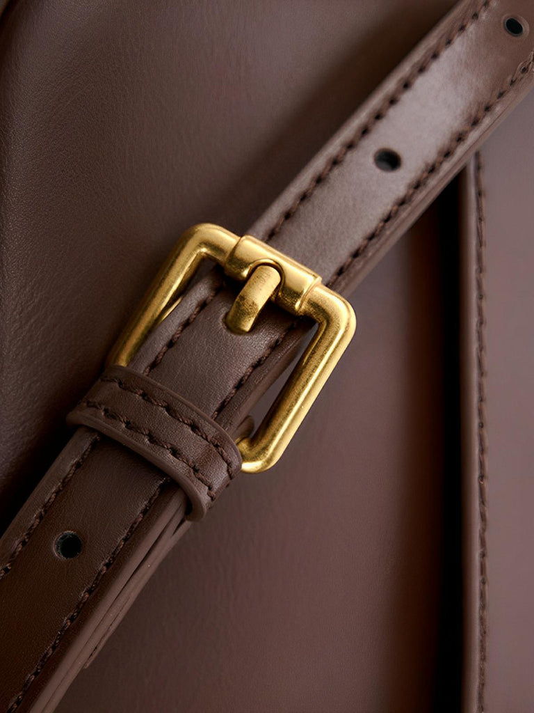 Sac à main en simili vegan, design rétro, fermeture métallique, porté épaule, élégant et pratique, modèle Carine - Sac à main - Café