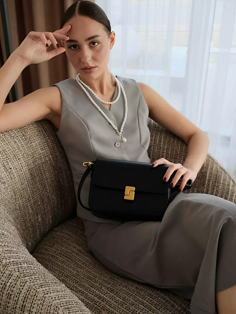 Sac à main en simili vegan, design rétro, fermeture métallique, porté épaule, élégant et pratique, modèle Carine - Sac à main - Noir