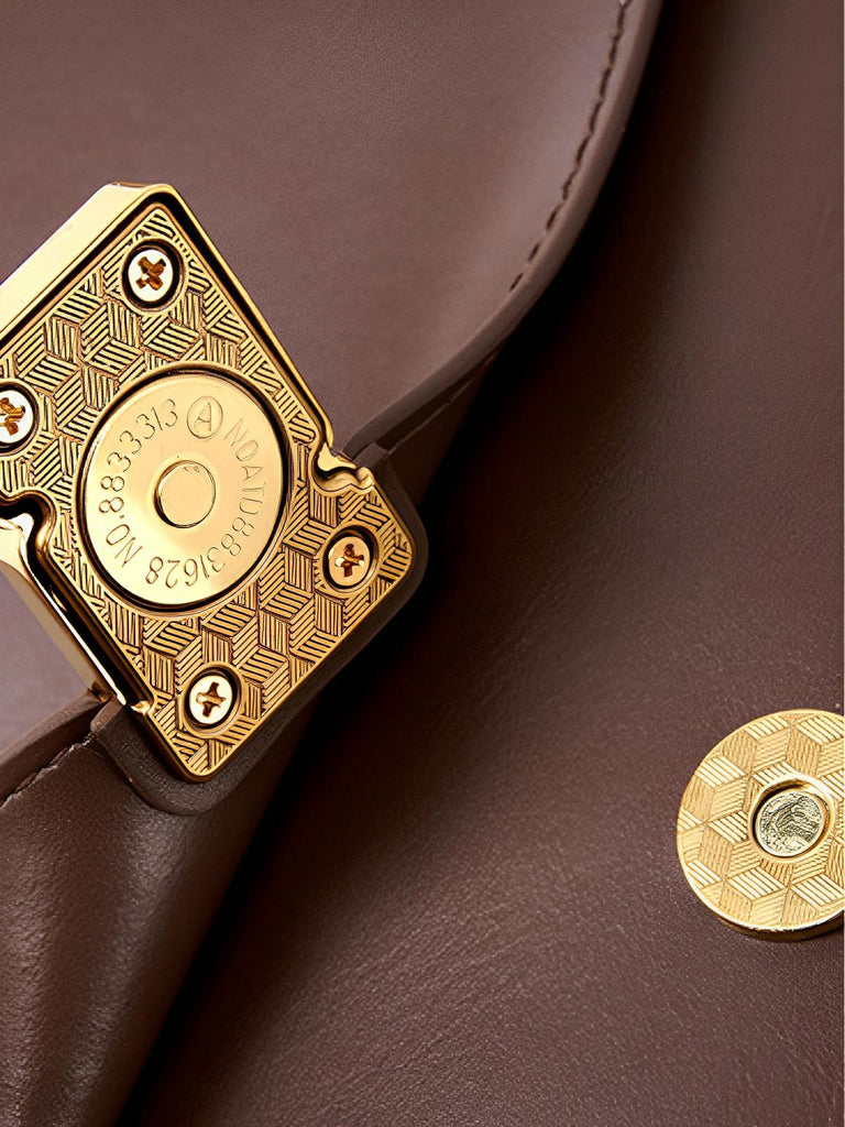 Sac à main en simili vegan, design rétro, fermeture métallique, porté épaule, élégant et pratique, modèle Carine - Sac à main - Café