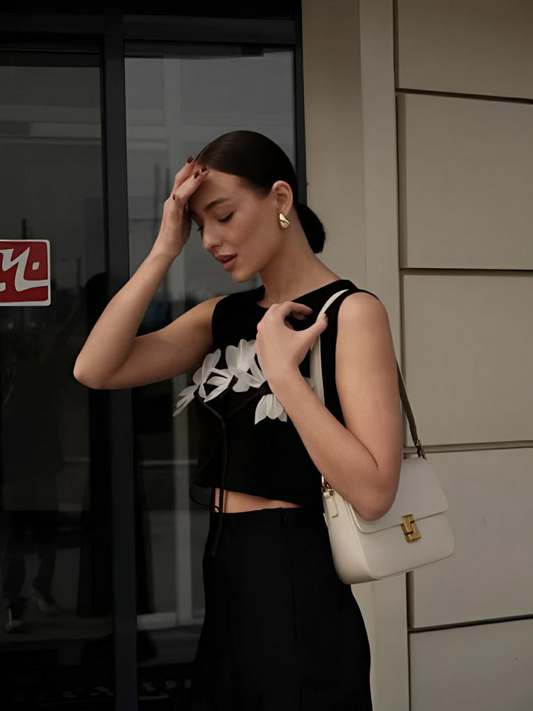 Sac à main en simili vegan, design rétro, fermeture métallique, porté épaule, élégant et pratique, modèle Carine - Sac à main - Blanc