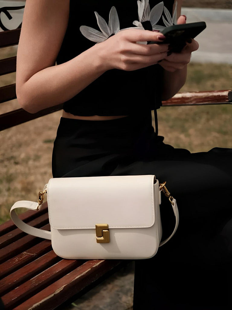 Sac à main en simili vegan, design rétro, fermeture métallique, porté épaule, élégant et pratique, modèle Carine - Sac à main - Blanc