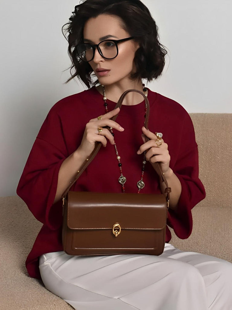 Sac à main en simili vegan, rabat élégant, design minimaliste, porté main ou épaule, format compact, modèle Cindy - Sac à main - Marron
