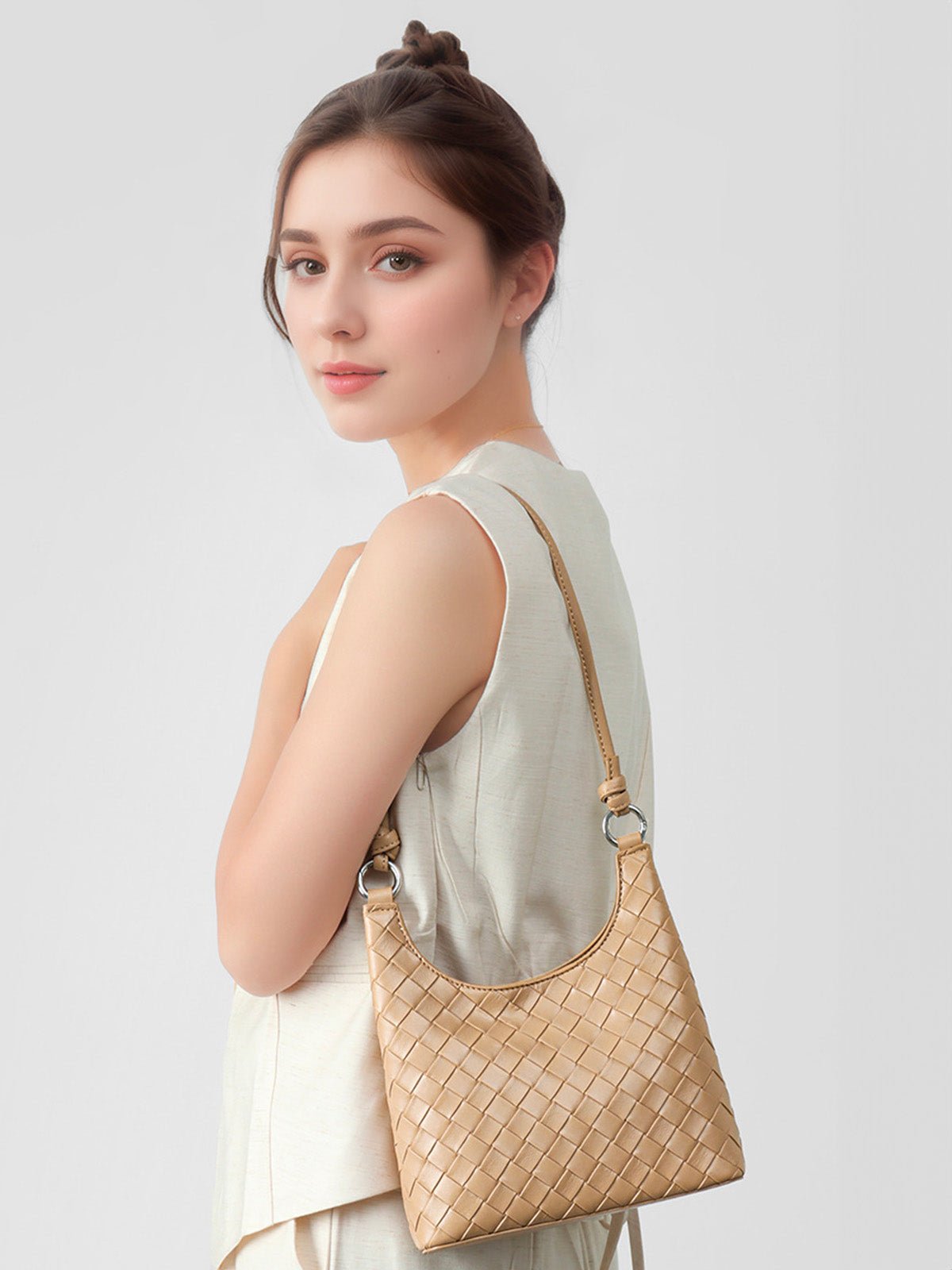 Sac à main épaule cuir tressé, bandoulière réglable, format compact, fermeture magnétique, look minimaliste, modèle Jessica - Sac à main - Beige