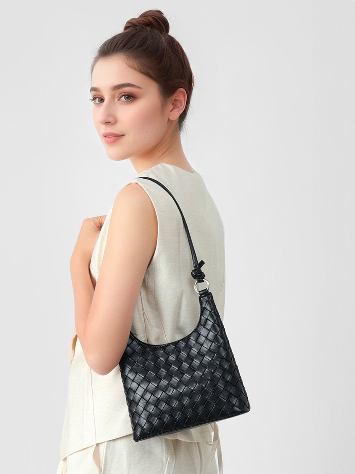 Sac à main épaule cuir tressé, bandoulière réglable, format compact, fermeture magnétique, look minimaliste, modèle Jessica - Sac à main - Noir