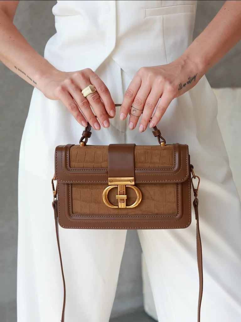 Sac à main femme aspect croco, sac bandoulière chic, sac porté travers avec fermoir doré, aspect moderne, modèle Limona - Sac à main - Marron