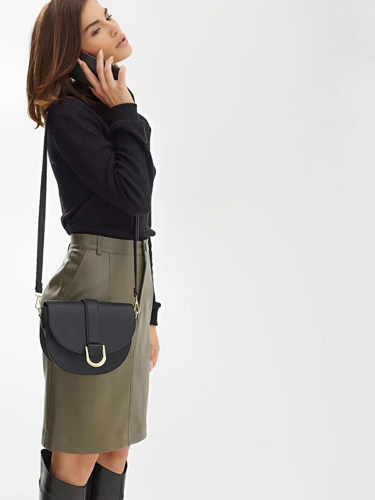 Sac à main femme compact, simili vegan, boucle décorative, pratique et tendance, modèle Kitty - Sac Bandoulière - Noir