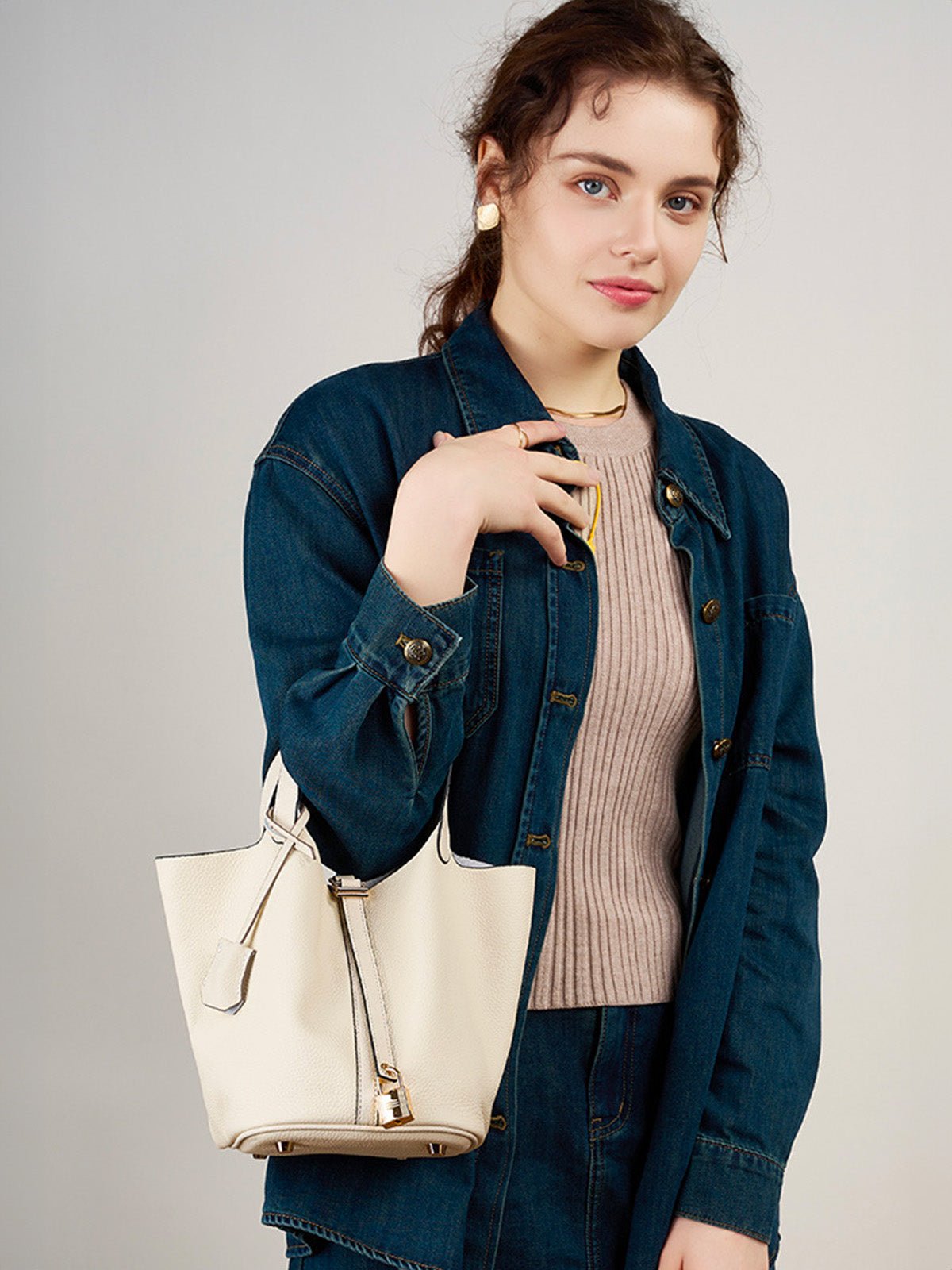 Sac à main seau en cuir, sac main femme, cabas luxe quotidien, sac cadenas, sac mode chic, modèle Elcia - Sac à main - Blanc