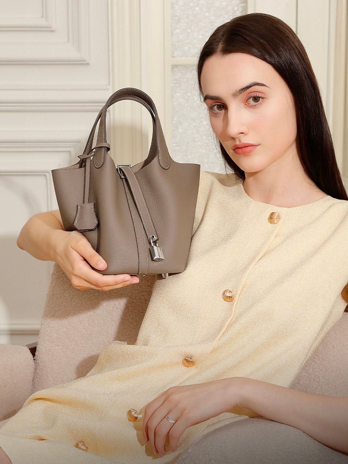 Sac à main seau en cuir, sac main femme, cabas luxe quotidien, sac cadenas, sac mode chic, modèle Elcia - Sac à main - Gris
