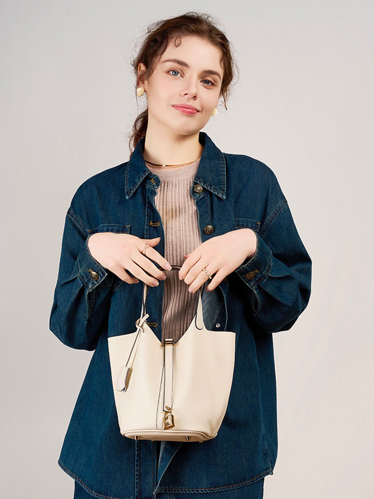 Sac à main seau en cuir, sac main femme, cabas luxe quotidien, sac cadenas, sac mode chic, modèle Elcia - Sac à main - Blanc