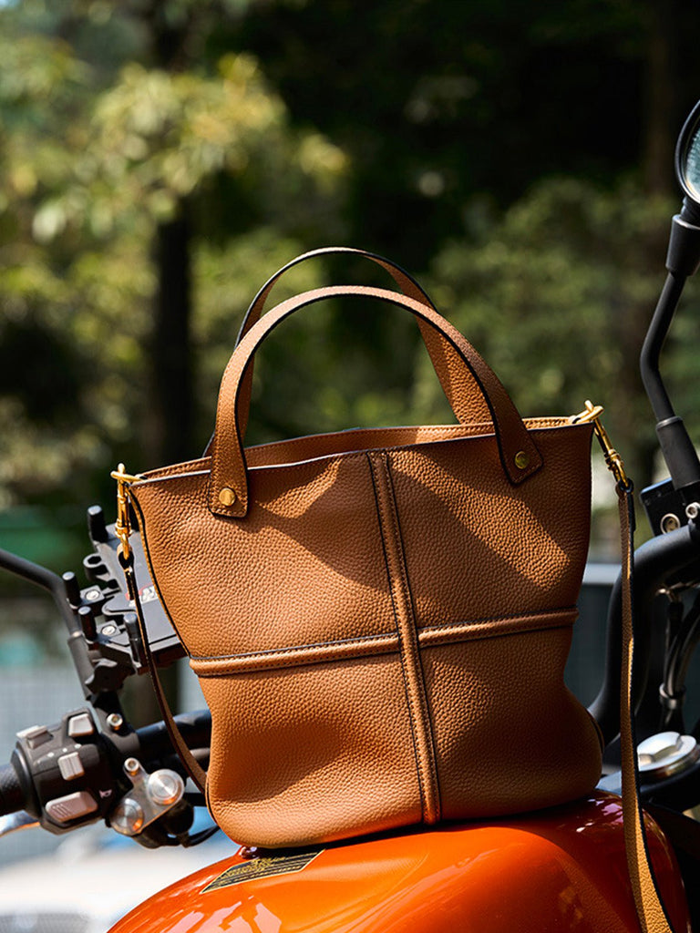 Sac à main souple en cuir femme, sac seau moyen format, sac bandoulière amovible, sac chic et tendance, modèle Aroune - Sac à main - Marron