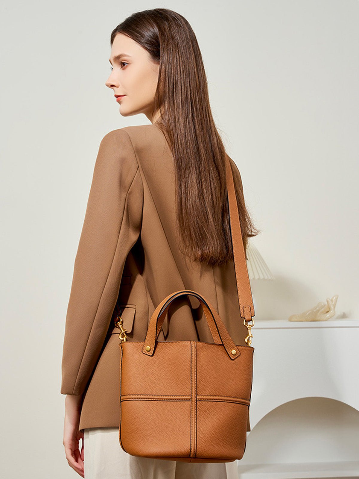 Sac à main souple en cuir femme, sac seau moyen format, sac bandoulière amovible, sac chic et tendance, modèle Aroune - Sac à main - Marron