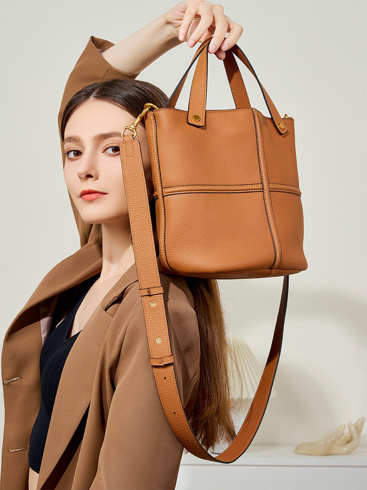 Sac à main souple en cuir femme, sac seau moyen format, sac bandoulière amovible, sac chic et tendance, modèle Aroune - Sac à main - Marron