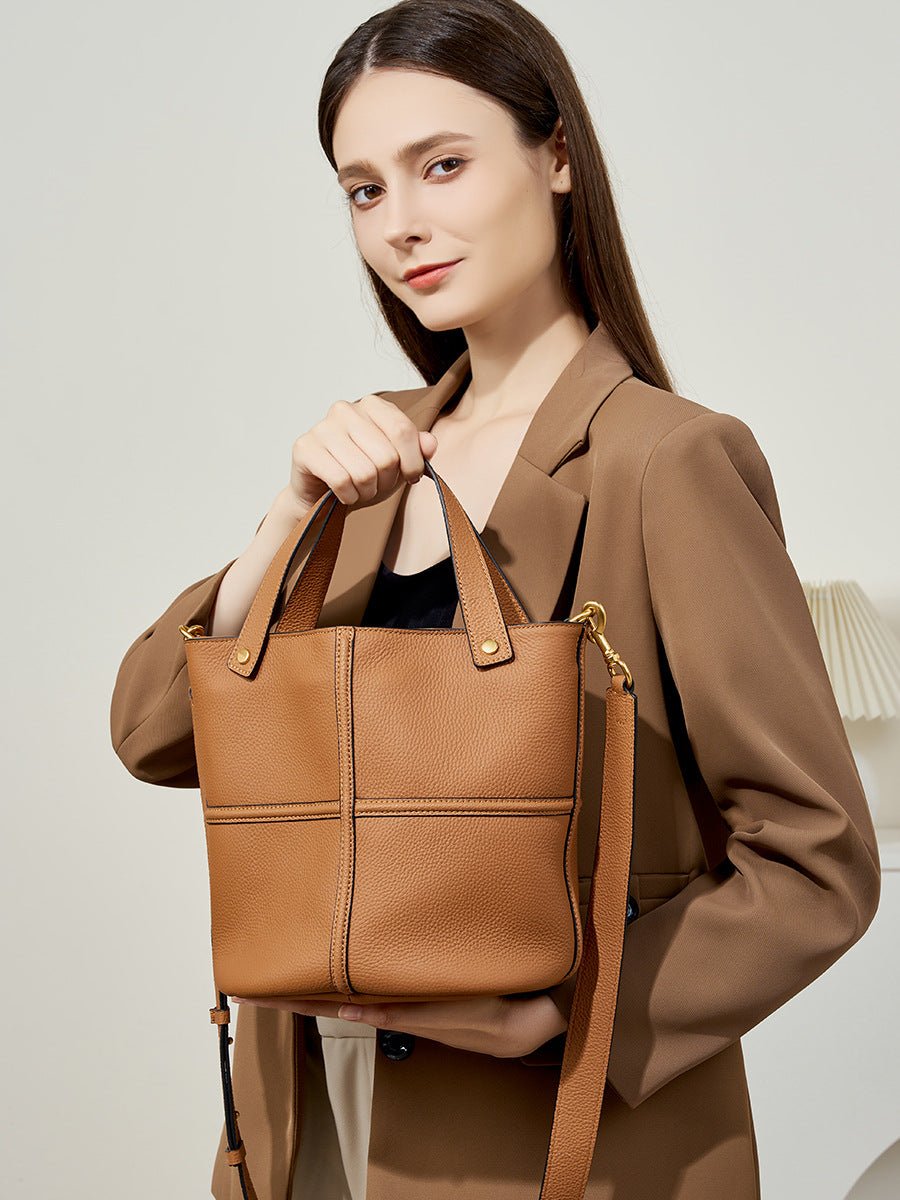 Sac à main souple en cuir femme, sac seau moyen format, sac bandoulière amovible, sac chic et tendance, modèle Aroune - Sac à main - Marron